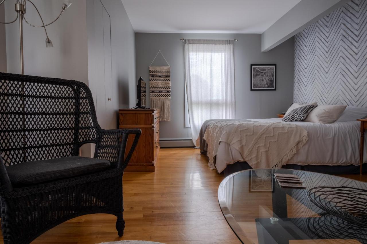 Au Coq Du Bonheur Bed & Breakfast Magog ภายนอก รูปภาพ