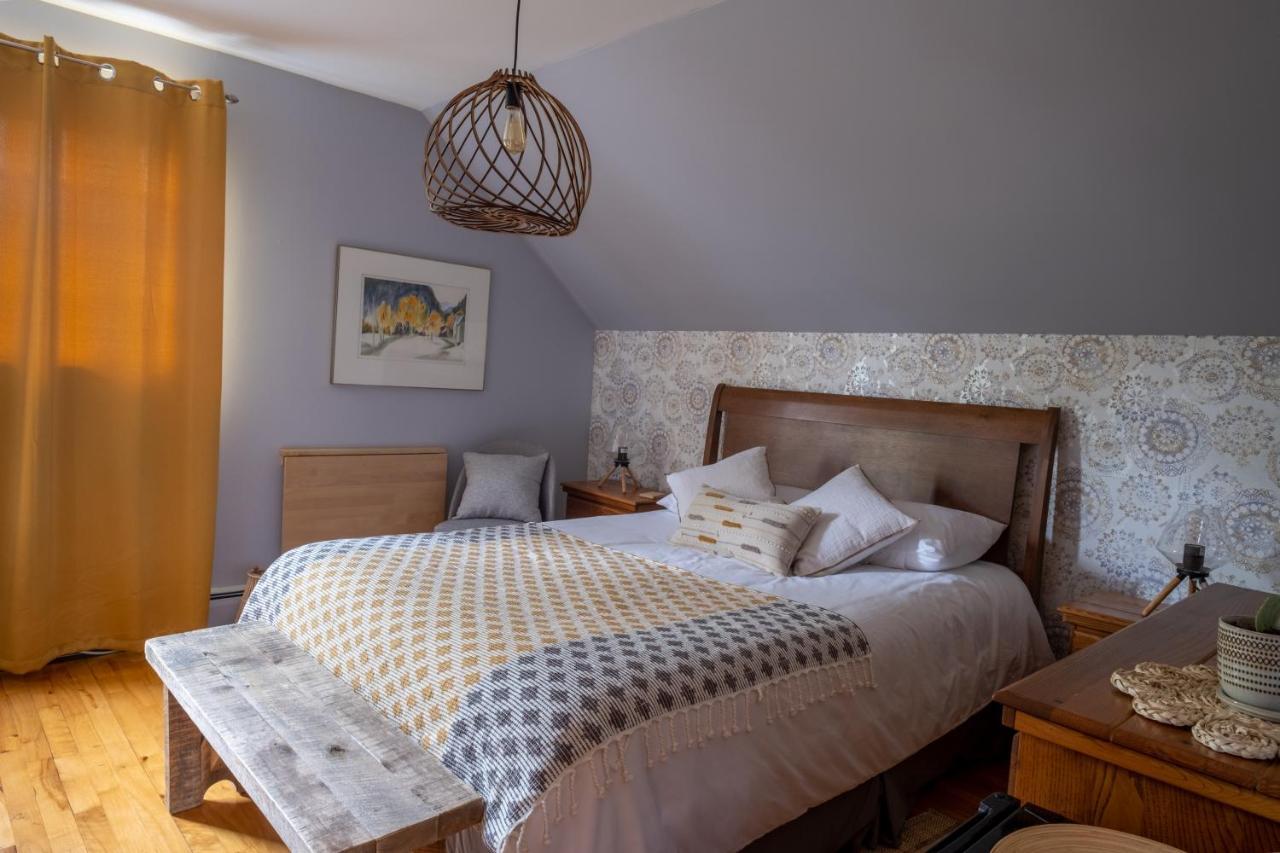 Au Coq Du Bonheur Bed & Breakfast Magog ภายนอก รูปภาพ