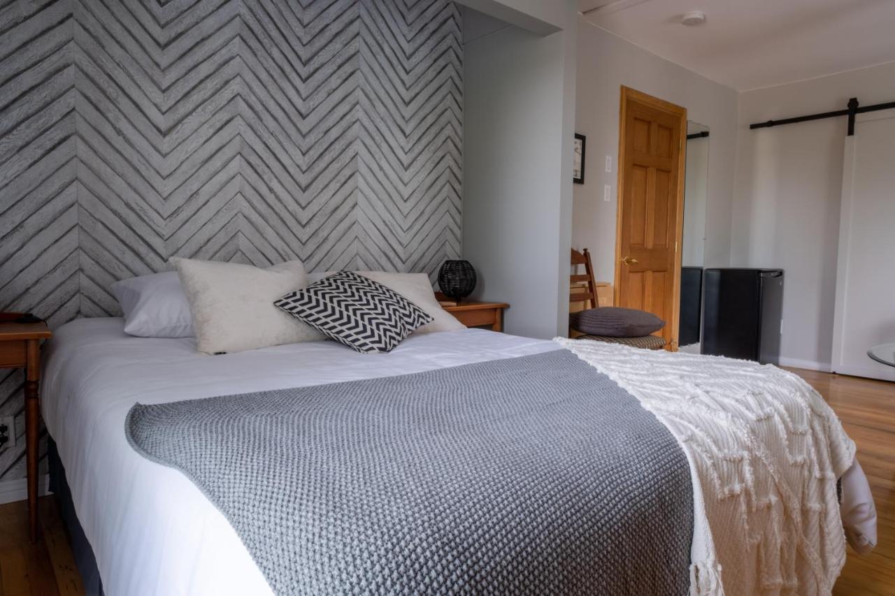 Au Coq Du Bonheur Bed & Breakfast Magog ภายนอก รูปภาพ