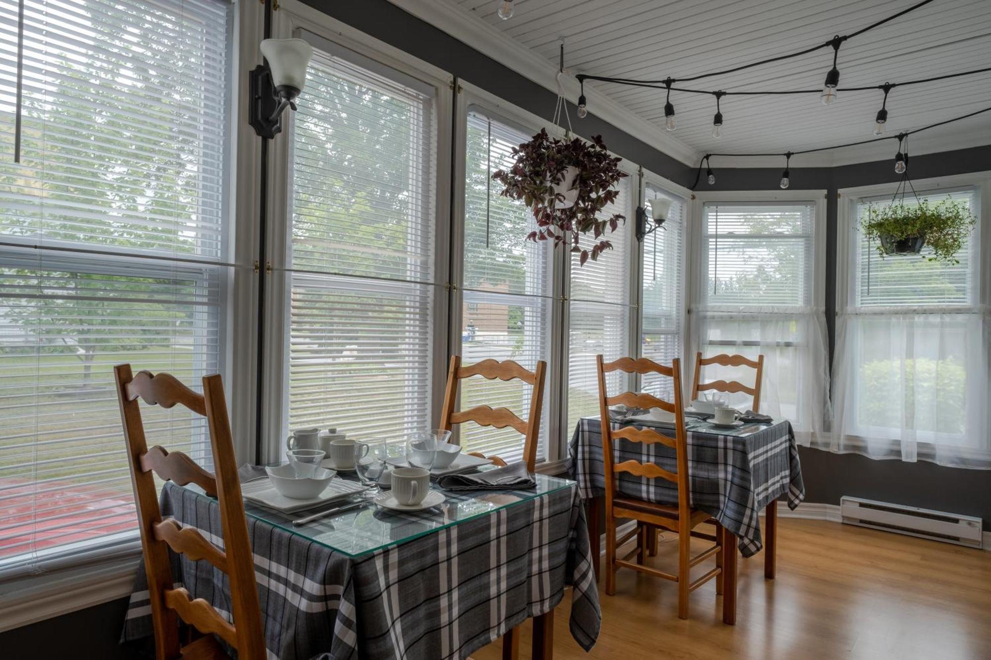 Au Coq Du Bonheur Bed & Breakfast Magog ภายนอก รูปภาพ