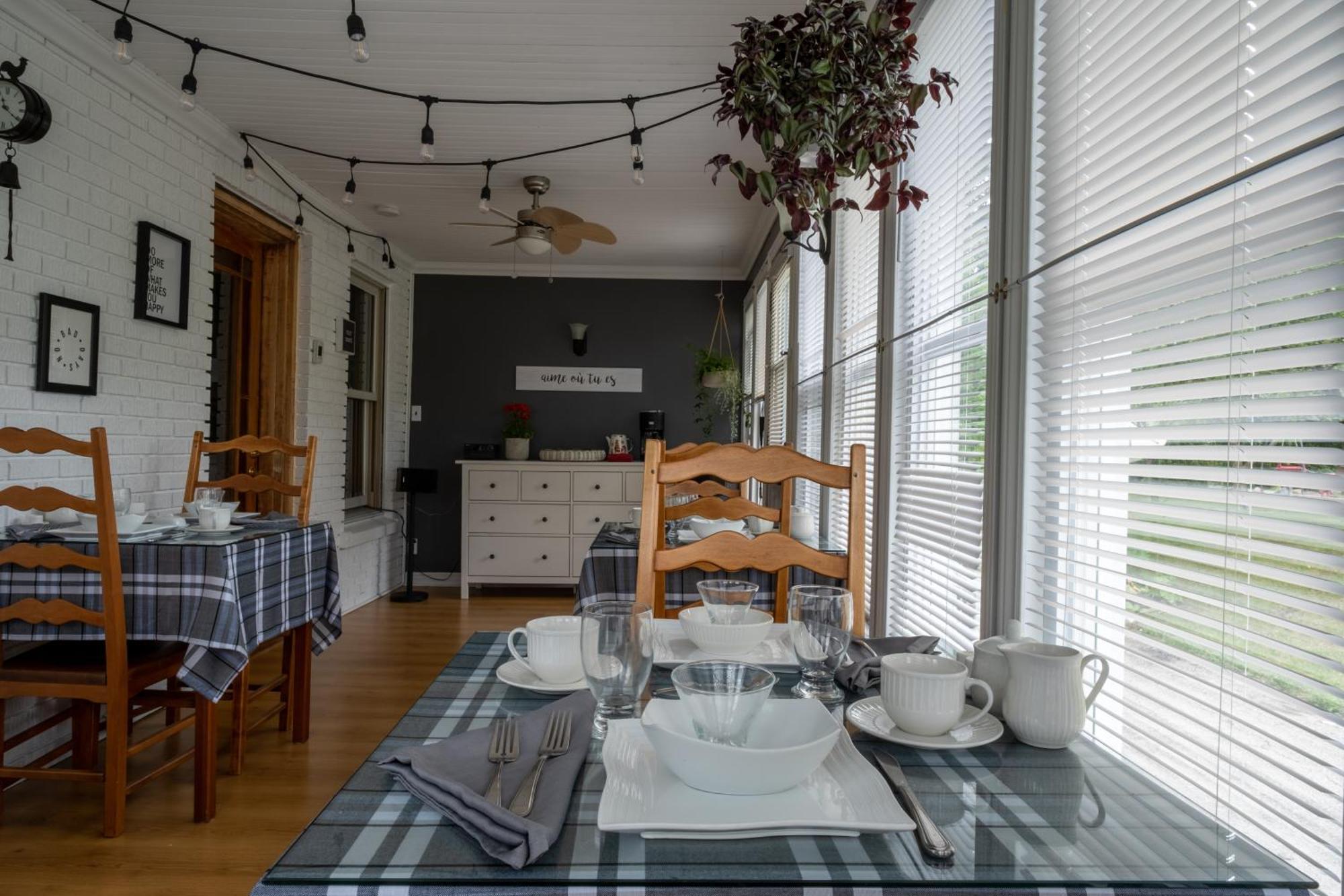 Au Coq Du Bonheur Bed & Breakfast Magog ภายนอก รูปภาพ