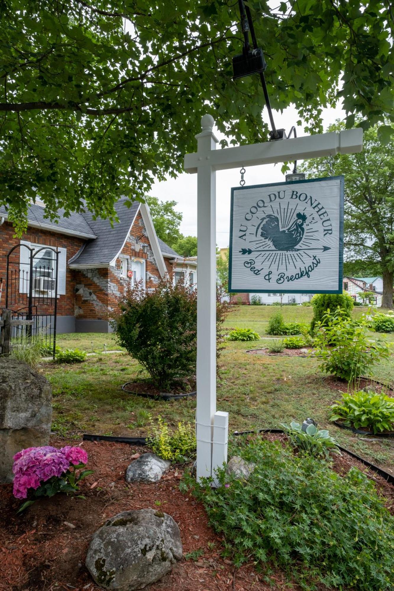 Au Coq Du Bonheur Bed & Breakfast Magog ภายนอก รูปภาพ